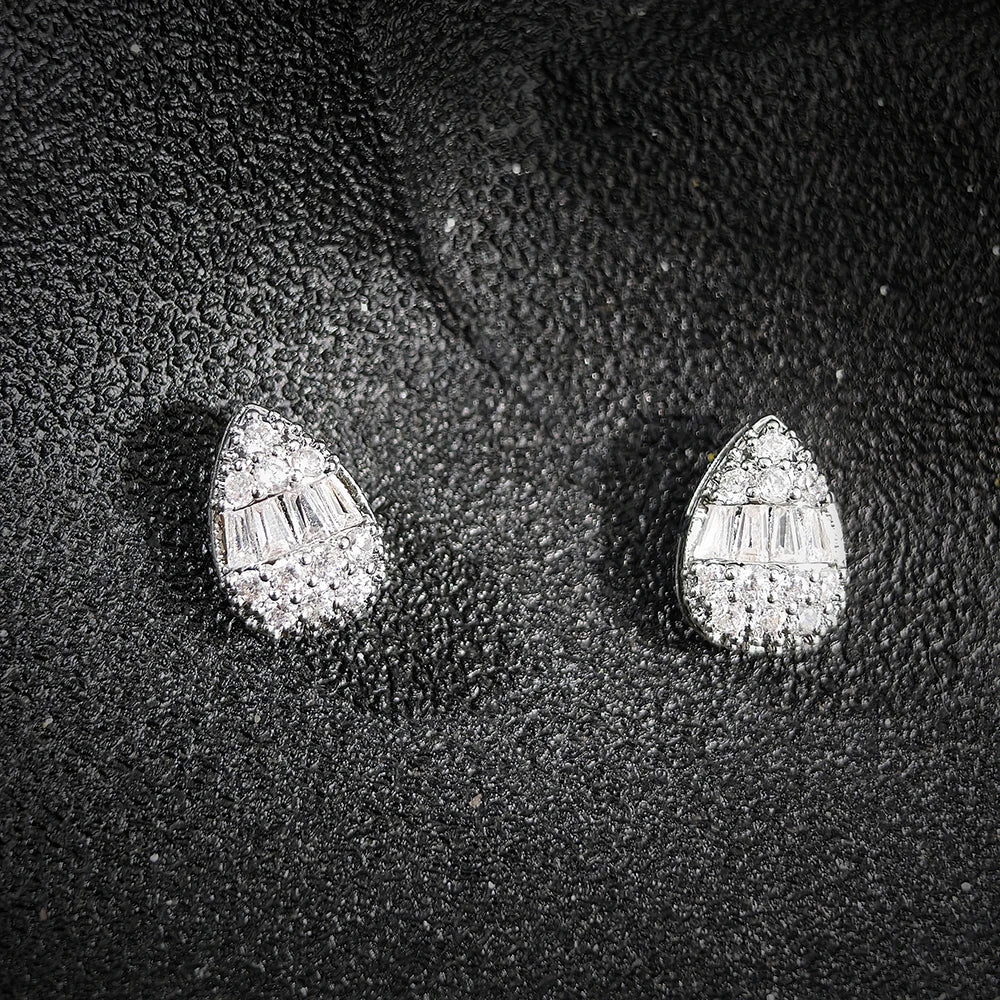 Delicate Water Drop Shaped Stud Earrings Luxury Silver Color Ear Earrings for Women Fashion